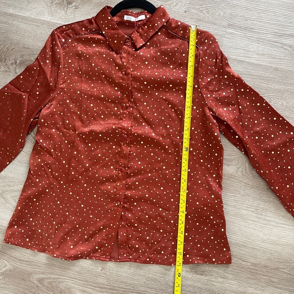 Q2 Womens Blouse Size Medium Orange Gold Polkadot Silky Top - Picture 6 of 11